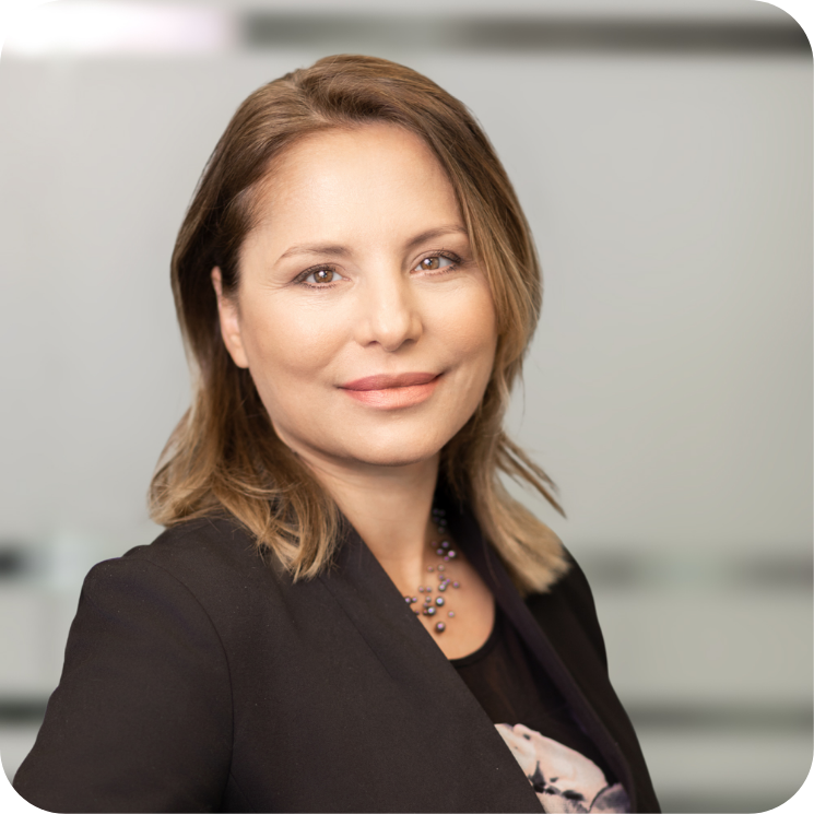 Dani Palahanova headshot