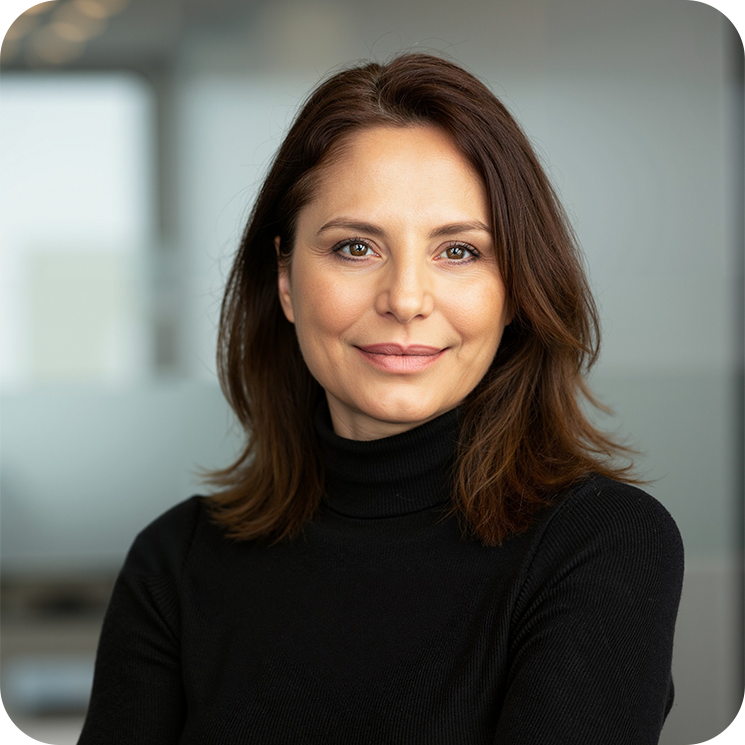 Dani Palahanova headshot